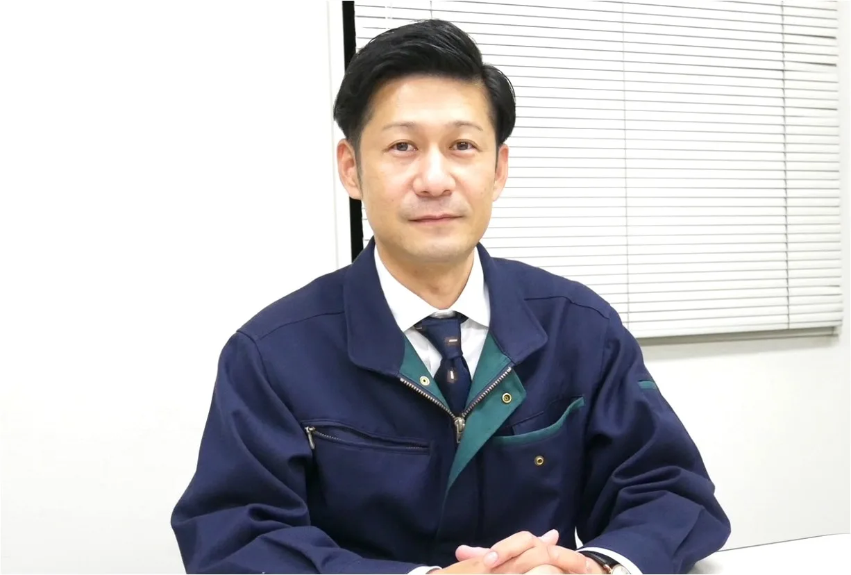 紺色の作業着を着た男性の顔写真
