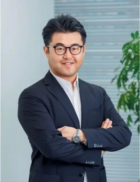 紺色のスーツを着た男性の肖像写真