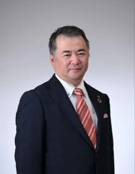スーツとストライプのネクタイを着用した男性の正装ポートレート