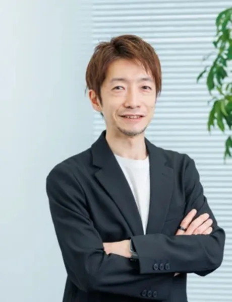 ビジネススーツを着て腕を組む男性の肖像