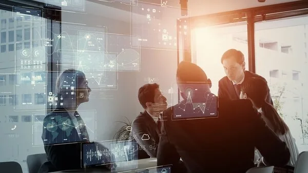 ビジネスディスプレイを前に営業データを分析する企業チーム
