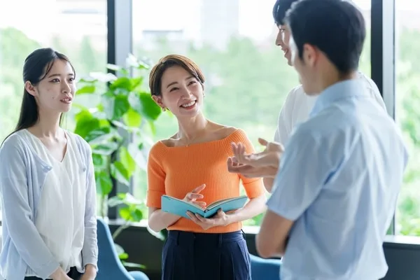 ノートを手に笑顔で話す3人