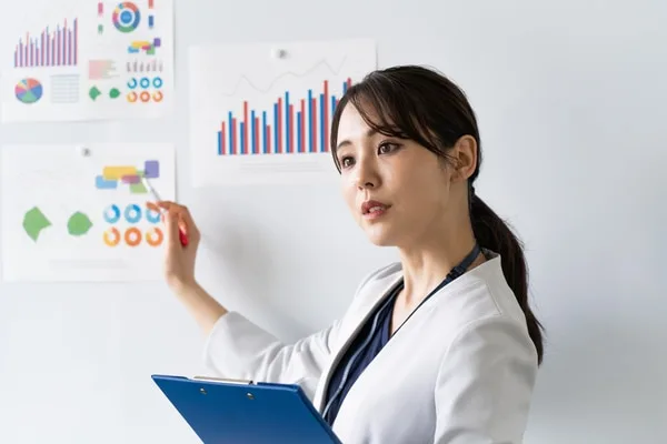 ビジネスデータを分析する女性営業者