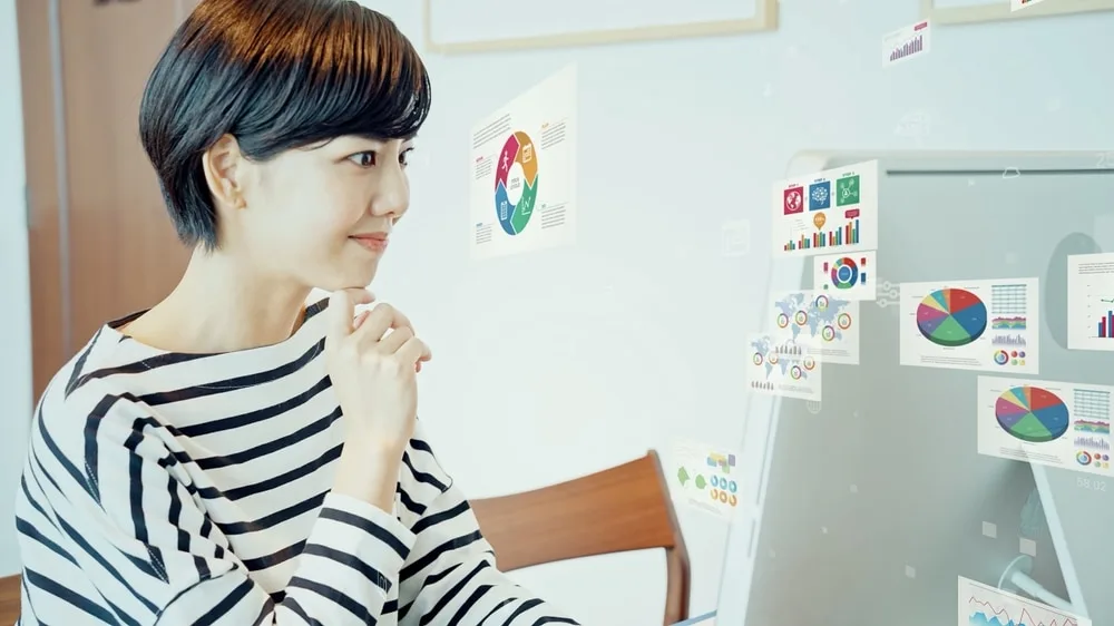 女性がホワイトボードのグラフを分析している