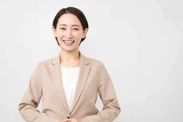ベージュのジャケットを着た笑顔の女性
