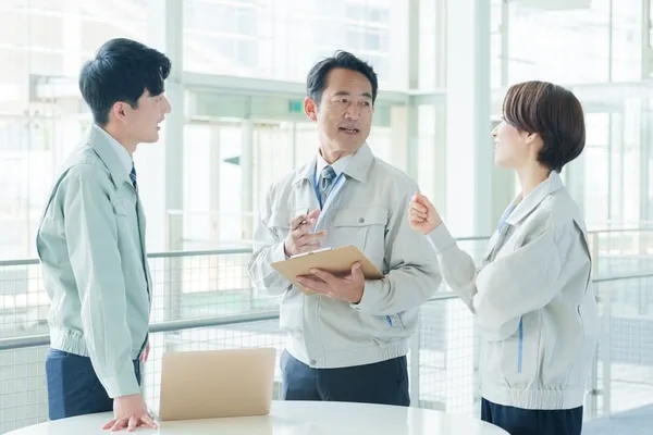 オフィスで会議する男性管理職と営業スタッフ