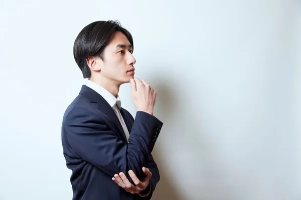 考え込む表情のビジネスマン