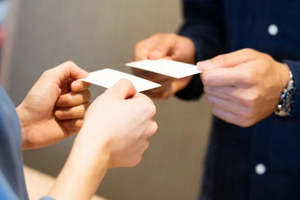 名刺を交換する両者の手元