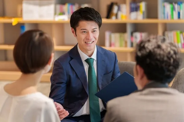 営業担当者が顧客と対面で商談している様子