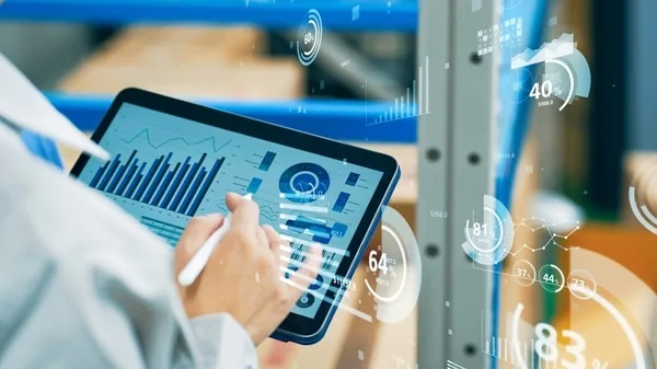 タブレット画面の営業データ分析ダッシュボードと数値指標