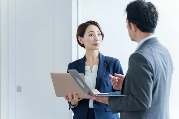 ビジネスマンとビジネスウーマンがノートパソコンで商談