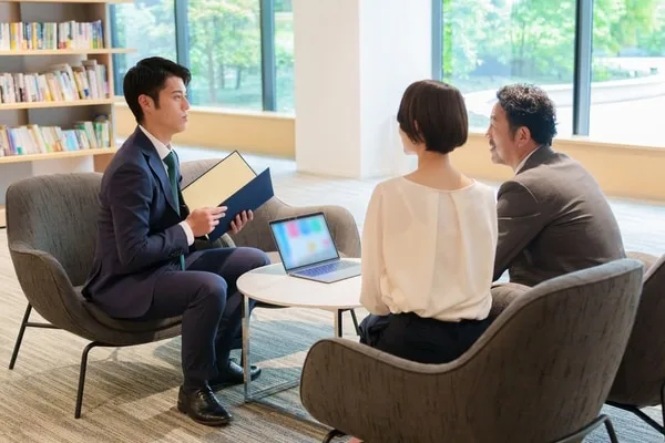 ビジネスパーソン3人による営業ロープレの実践風景