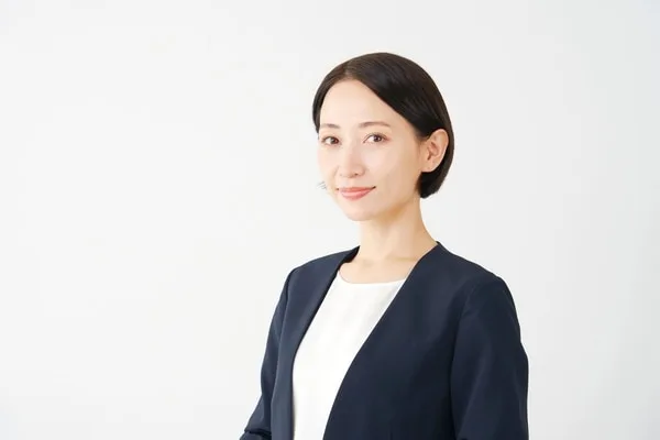 ビジネスカジュアルな紺色ジャケットを着た女性