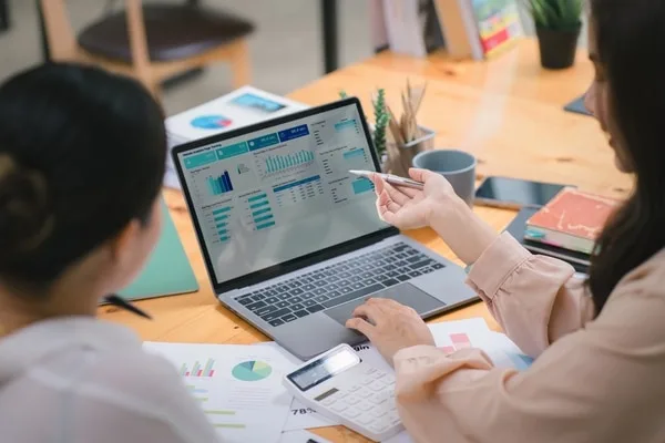 営業データのダッシュボードを確認する営業担当者
