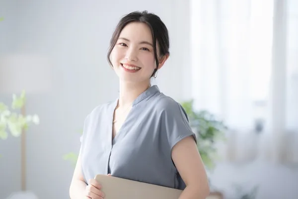 タブレットを持ち微笑む女性営業担当者