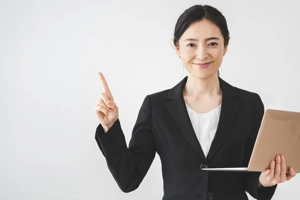 タブレットを持ち指をさす女性営業担当者