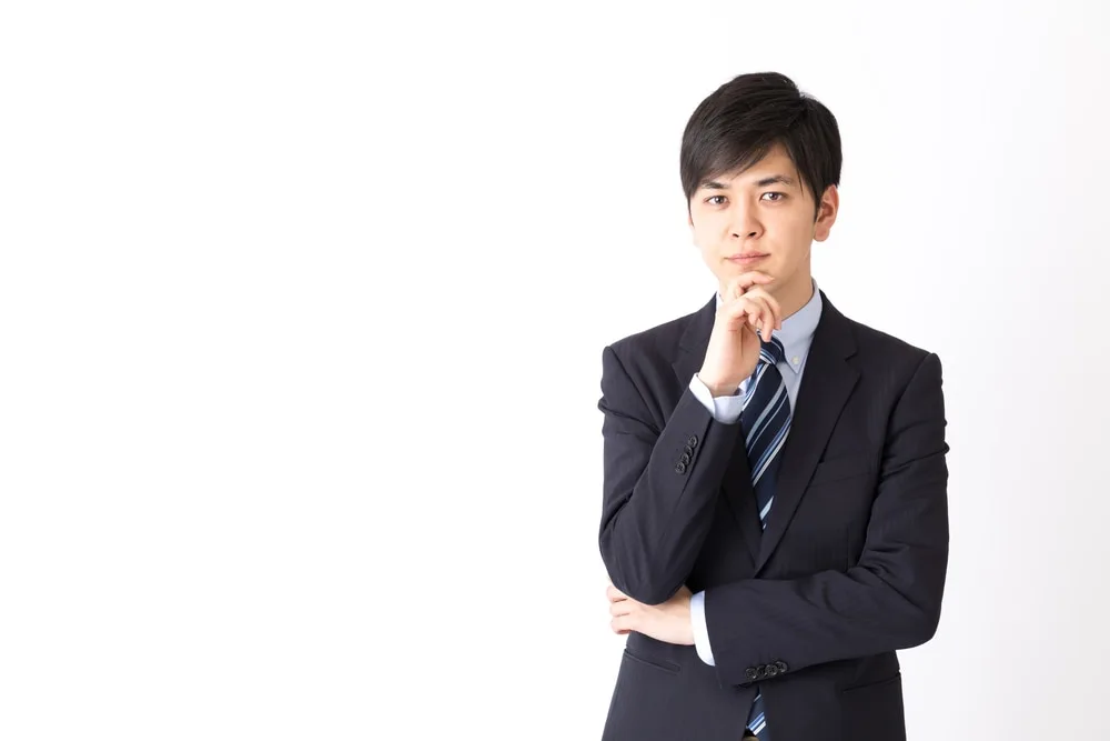 思案表情のビジネスマン