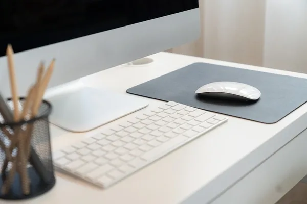 デスク上のキーボードとマウス、ペン立て
