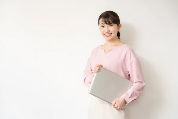 ノートパソコンを持つ女性営業
