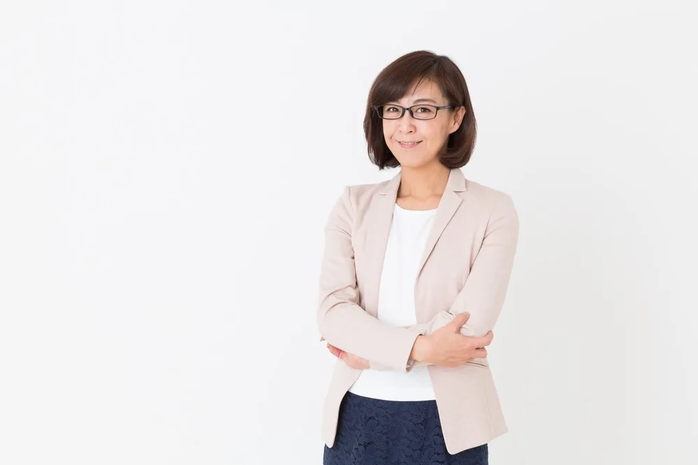 ベージュのジャケットを着た女性営業担当者のポートレート