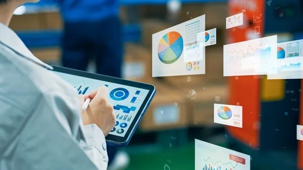 タブレット端末で営業データを確認、複数グラフ表示