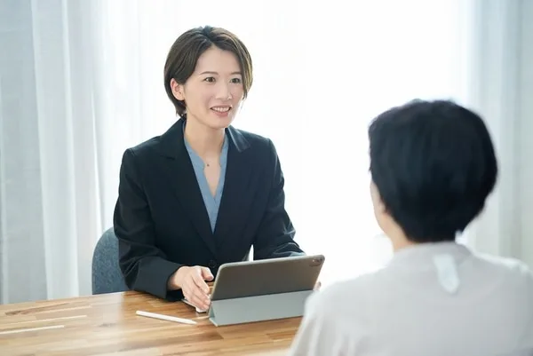 ビジネスウーマンがタブレットを持って面談している様子