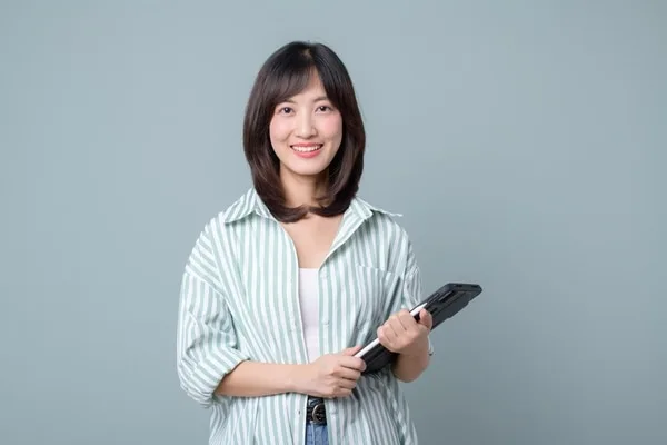 タブレットを持つビジネスウーマンの笑顔