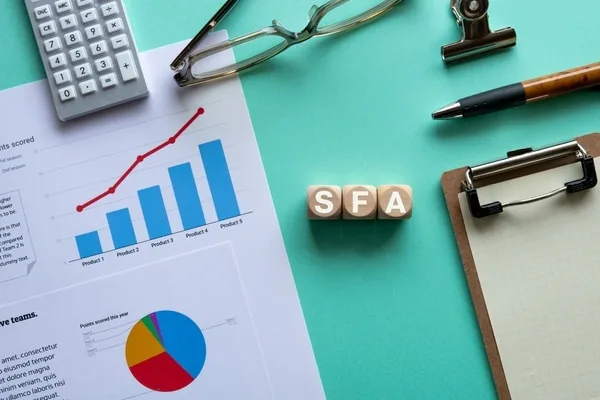 SFA関連ツールと売上分析データが並んだビジネス環境