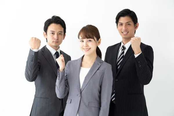 ガッツポーズをする3名のビジネスパーソン