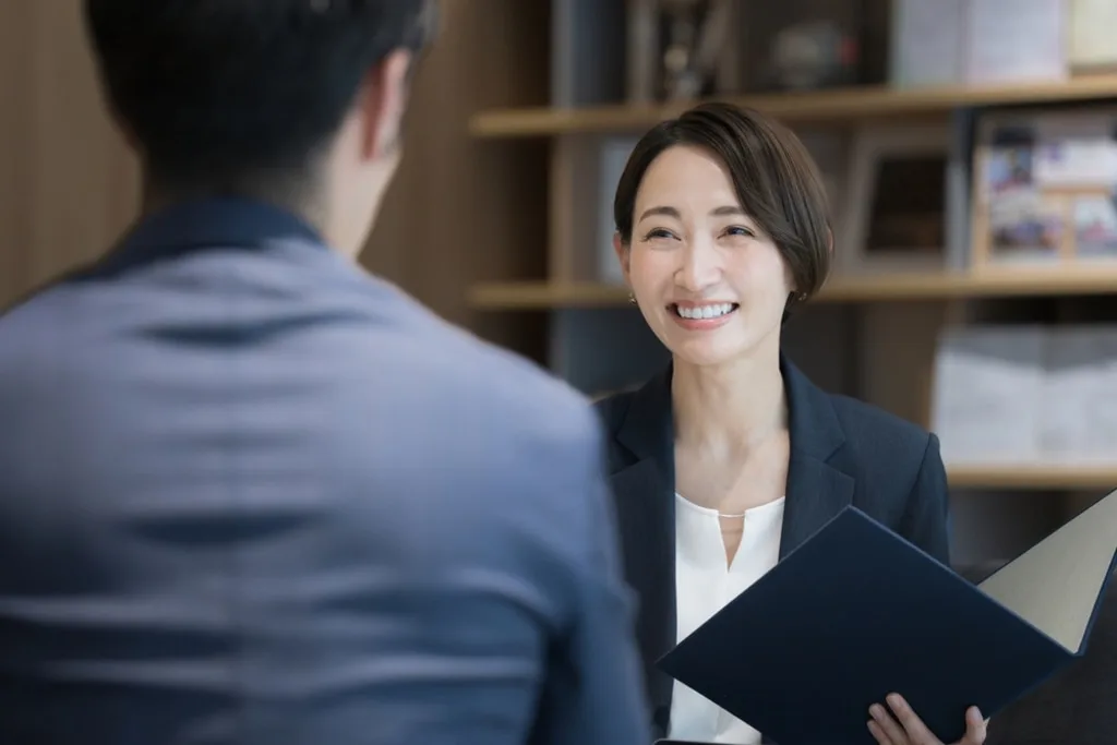ハイタッチ営業とは？有効な営業手法と成功のポイントを解説 のアイキャッチ画像