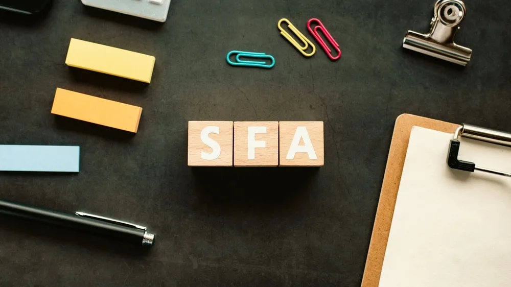 SFAの木製ブロックと事務用品が机上に配置された状態