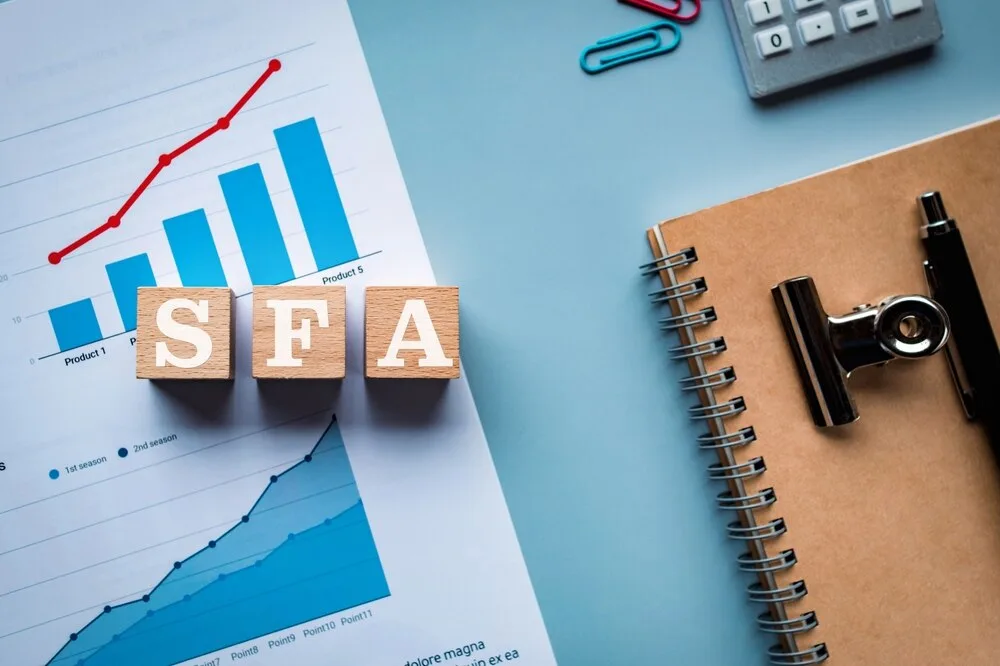 机上に配置されたSFAと営業データ分析のグラフとツール