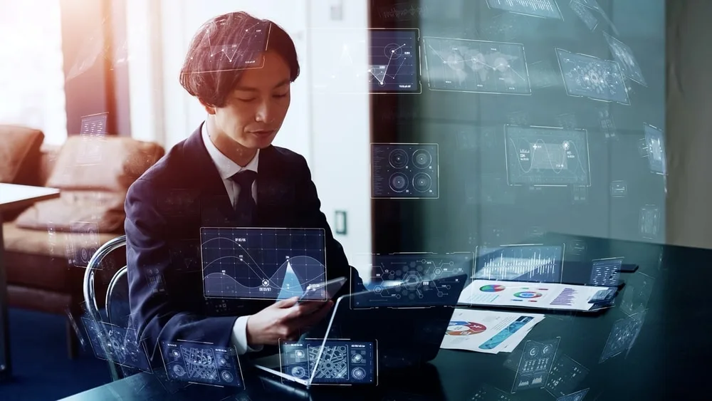 ビジネスパーソンがタブレットで営業データを分析する様子