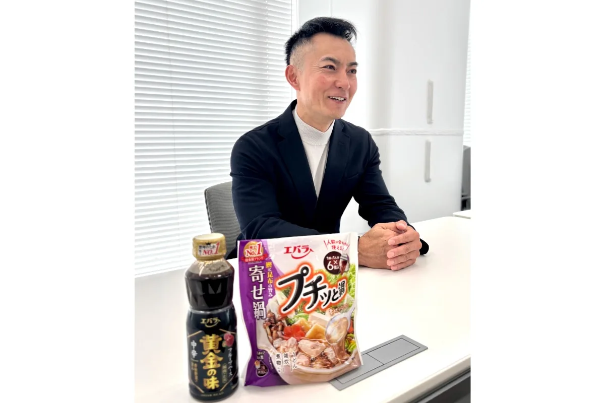 エバラ食品の商品と向き合う男性社員
