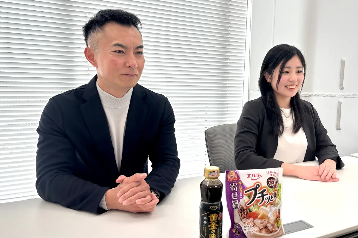 オフィスで商品を前に対談する複数人の営業担当者
