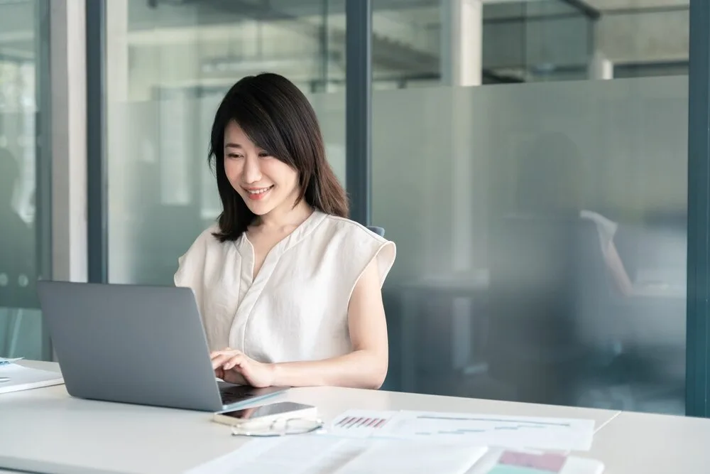 ノートパソコンを操作する女性営業担当者