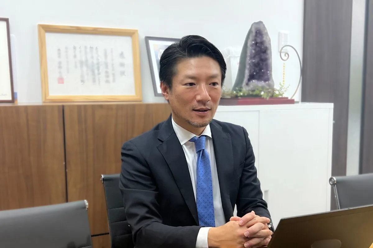 スーツ姿の男性がオフィスで話をしている様子