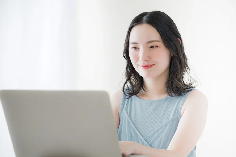 ノートパソコンを操作する女性