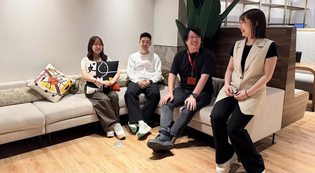 オフィスのソファで談笑するSALES GOのメンバー4名